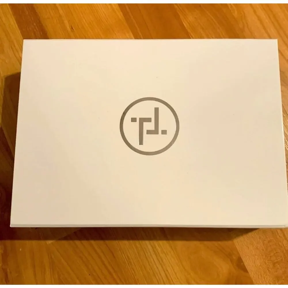 Trinny London hard empty box with magnets on the lid‎